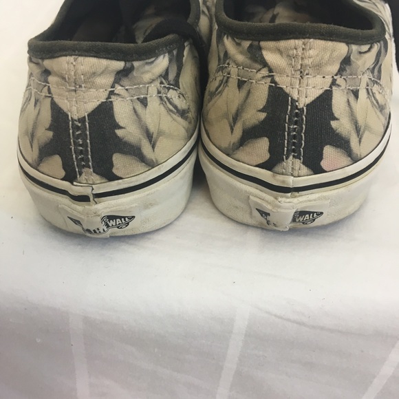 Vans size 8 white and gray with a hint of pink - Picture 4 of 6